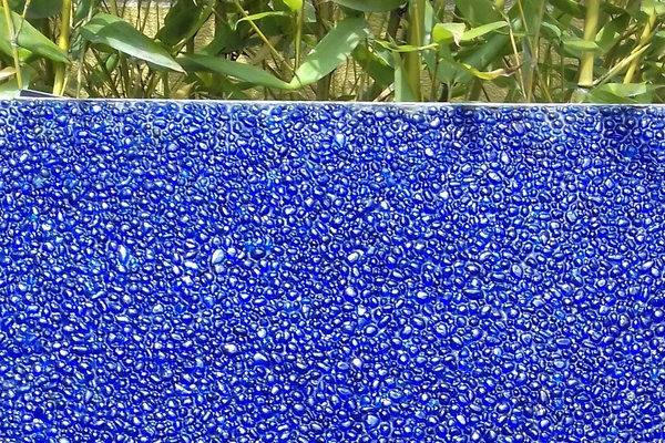 Glaskies Königsblau mit Porenfüller