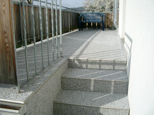 Steinteppich Treppe Stellstufe pro lfm und Höhe 20 cm