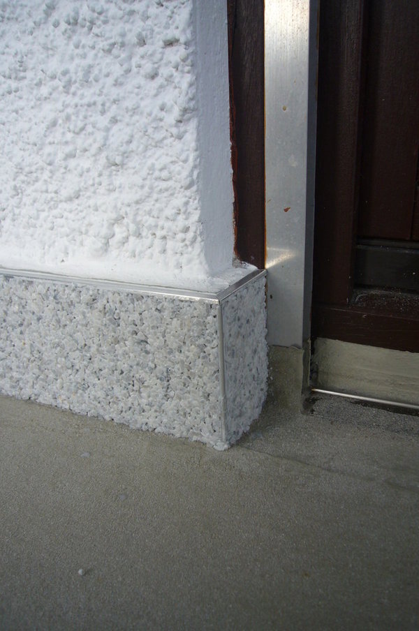Steinteppich Sockelbereich Bundsteinputz pro lfm und Höhe 10 cm