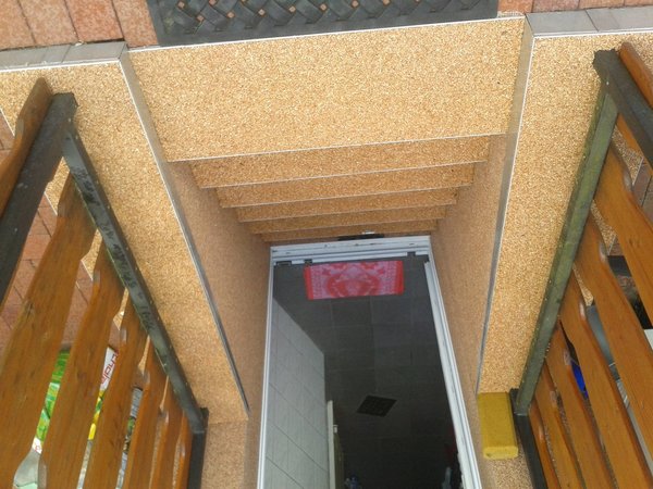 Treppenrenovierung mit PUR Flüssigfolie und Steinteppich