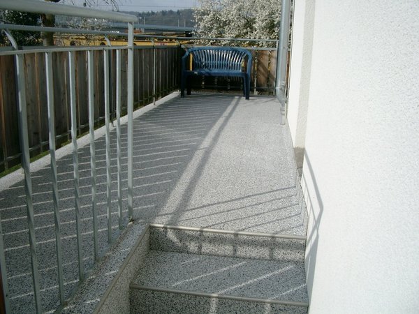 Treppenrenovierung mit PUR Flüssigfolie und Steinteppich